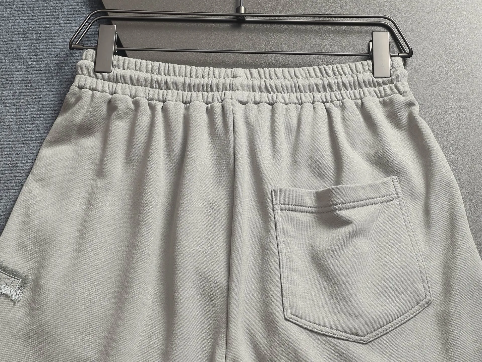 [Higher version] Louis Vuitton/Louis Vuitton 2026SS New Arrival terry shorts, customized fabric using wafer cloth weaving, advanced hand-cut patchwork embroidery technology, tight and three-dimensional version, customized trouser cord hardware with strong texture, smooth, comfortable and Breathable upper body, concave and convex three-dimensional sense, fashionable and casual wear Color: Black White Avocado Color Sizes: S M L XL
